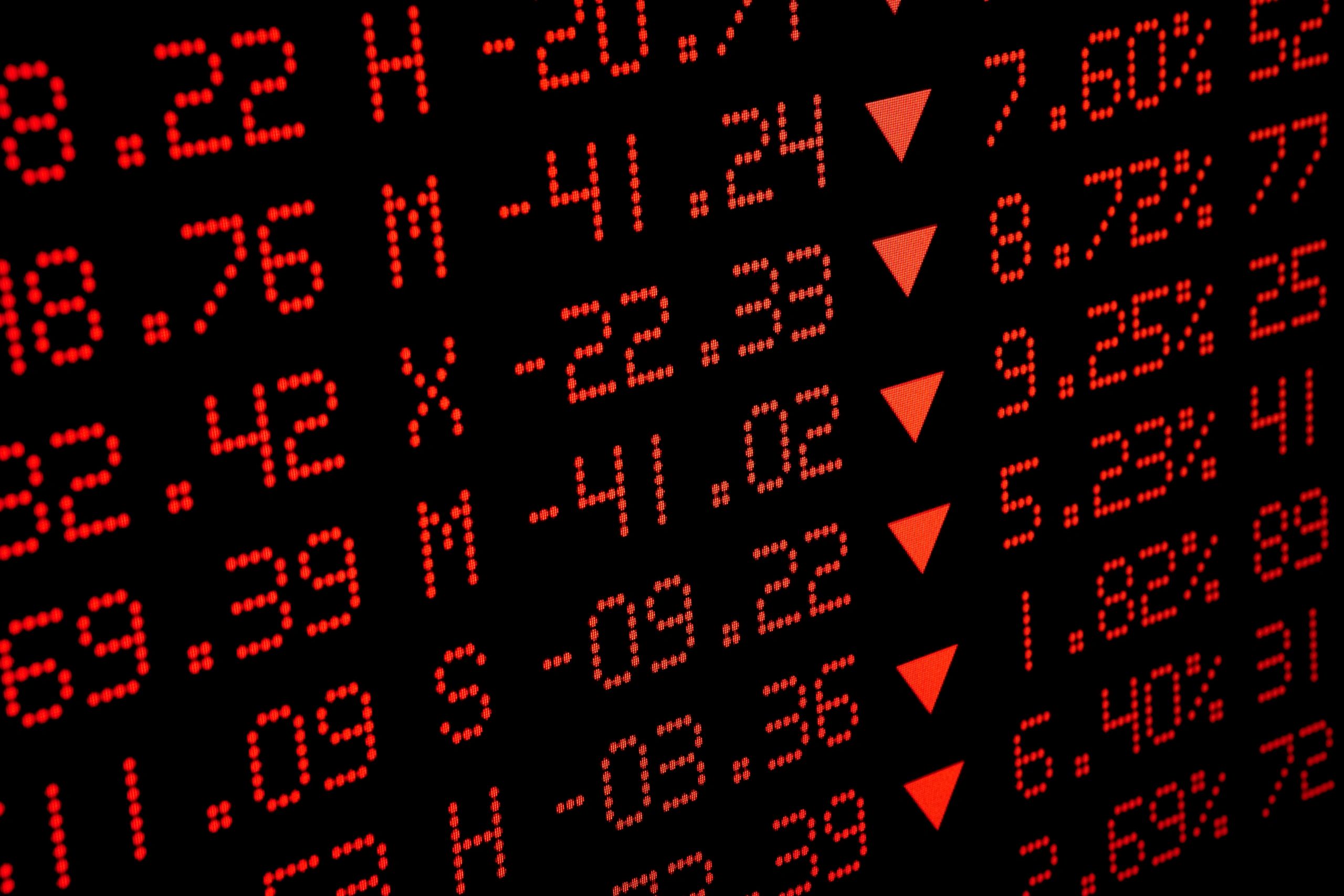 شاشة تعرض بيانات سوق الأسهم